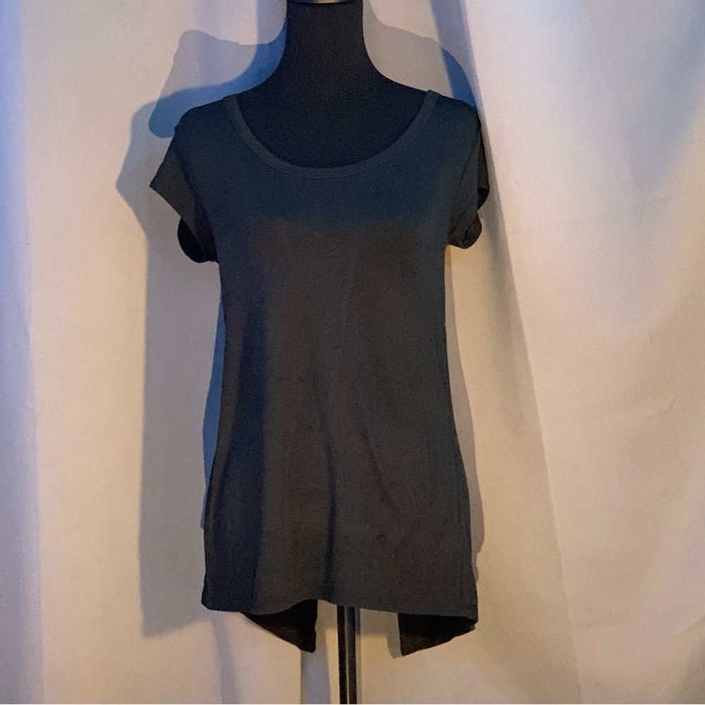 Women’s activewear split back short sleeve t-shirt